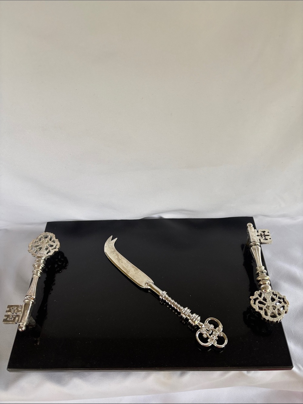 NEIMAN MARCUS BRAND NEW! STUNNING BLACK MARBLE CHEESE BOARD WITH SILVER KNIFE